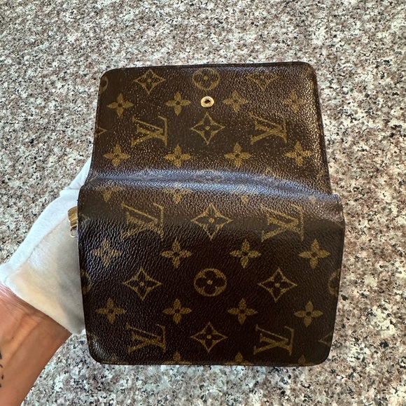 LOUIS VUITTON
Monogram Canvas Porte Papier Zipper Wallet - Picture 7 of 17